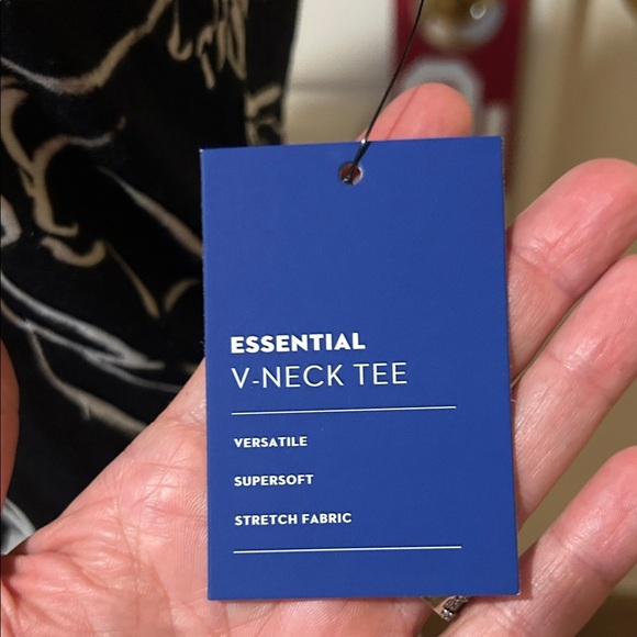 Apt. 9 Black and White Floral Short Sleeve Top. NWT. Small - Picture 3 of 7